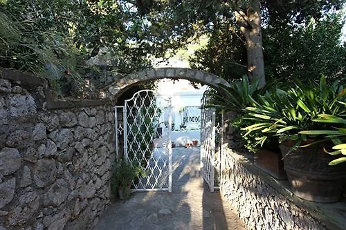 Calypso Bed & Breakfast 4*